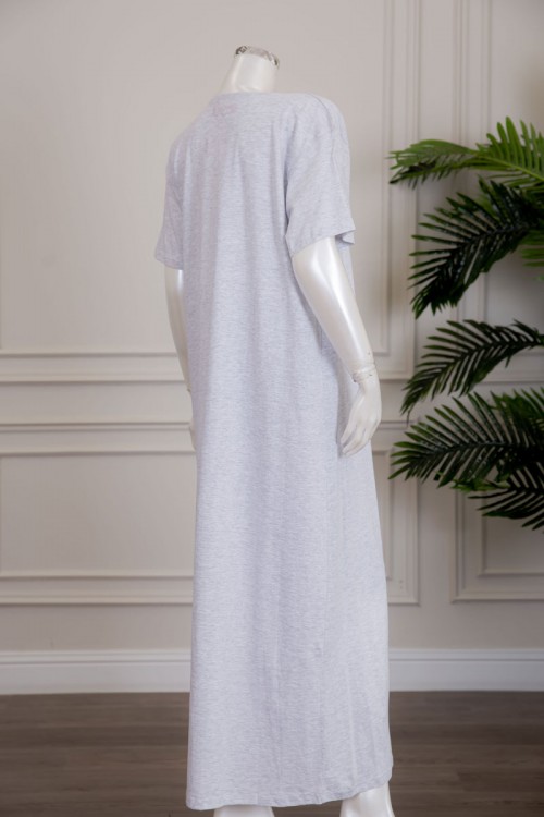 قميص نسائي جامبو لون رصاصي بياقة دائرية مزين بكتابات و طبعات من الأمام ذو أكمام قصيرة