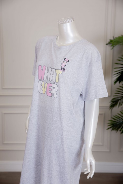 قميص نسائي جامبو لون رصاصي بياقة دائرية مزين بكتابات و طبعات من الأمام ذو أكمام قصيرة