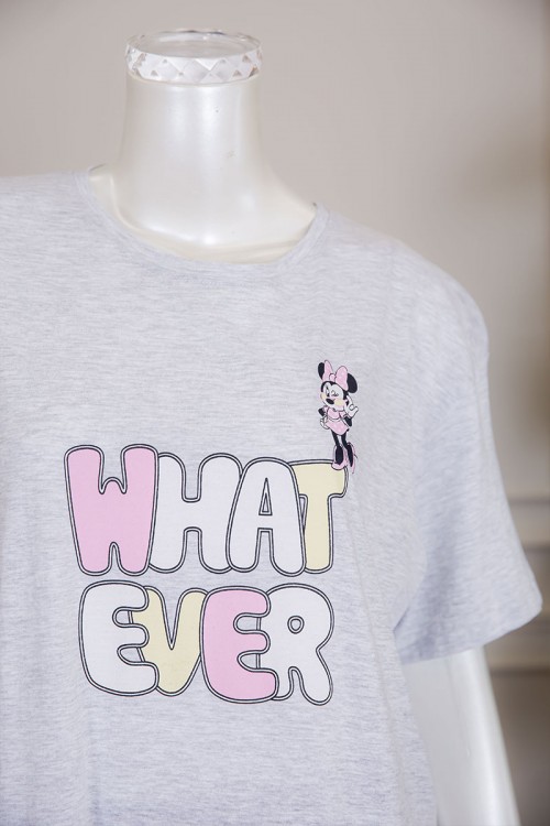 قميص نسائي جامبو لون رصاصي بياقة دائرية مزين بكتابات و طبعات من الأمام ذو أكمام قصيرة