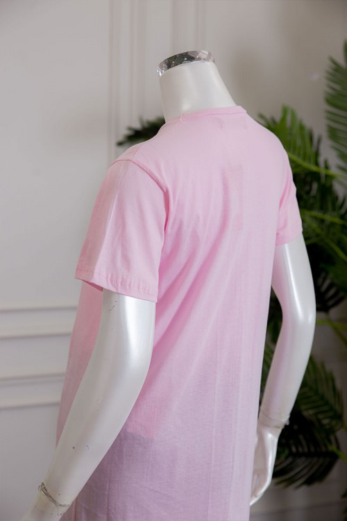 قميص نسائي جامبو لون رصاصي بياقة دائرية مزين بكتابات و طبعات من الأمام ذو أكمام قصيرة