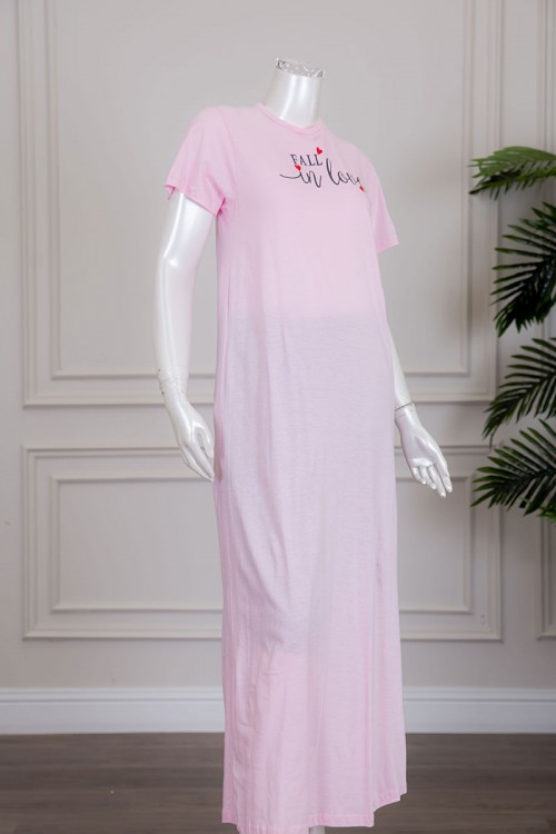 قميص نسائي جامبو لون رصاصي بياقة دائرية مزين بكتابات و طبعات من الأمام ذو أكمام قصيرة