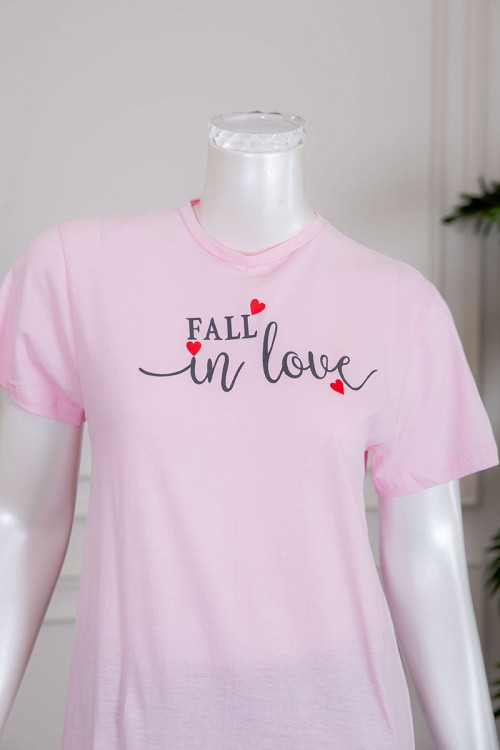 قميص نسائي جامبو لون رصاصي بياقة دائرية مزين بكتابات و طبعات من الأمام ذو أكمام قصيرة