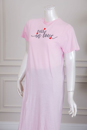 قميص نسائي لون وردي بياقة دائرية مزين بكتابات من الأمام ذو أكمام قصيرة 