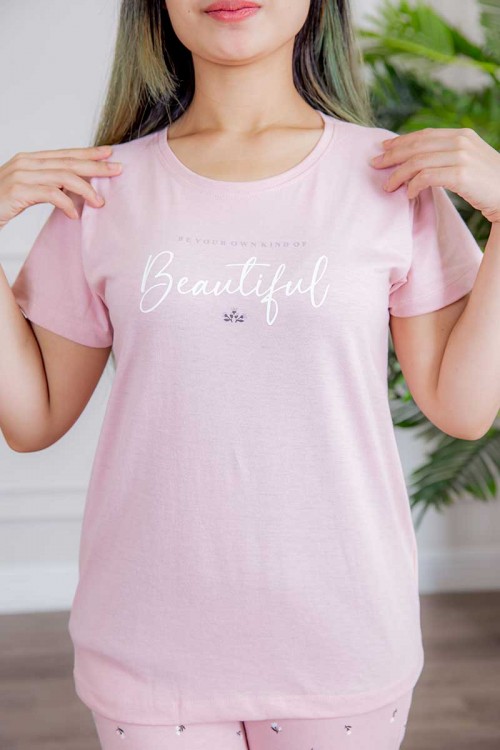 بيجاما نسائية قطعتين لون وردي تيشيرت بأكمام قصيرة و كتابات من الأمام و بنطلون بطبعات ورود