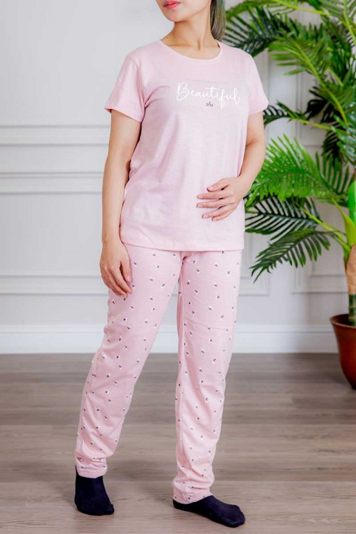 بيجاما نسائية قطعتين لون وردي تيشيرت بأكمام قصيرة و كتابات من الأمام و بنطلون بطبعات ورود