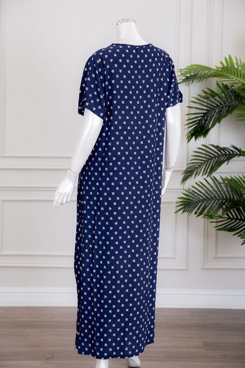 قميص نسائي طويل لون كحلي بطبعات باللون البيج و بياقة كلفة مطرزة ذو أكمام قصيرة مزينة بأزرار من الأطراف