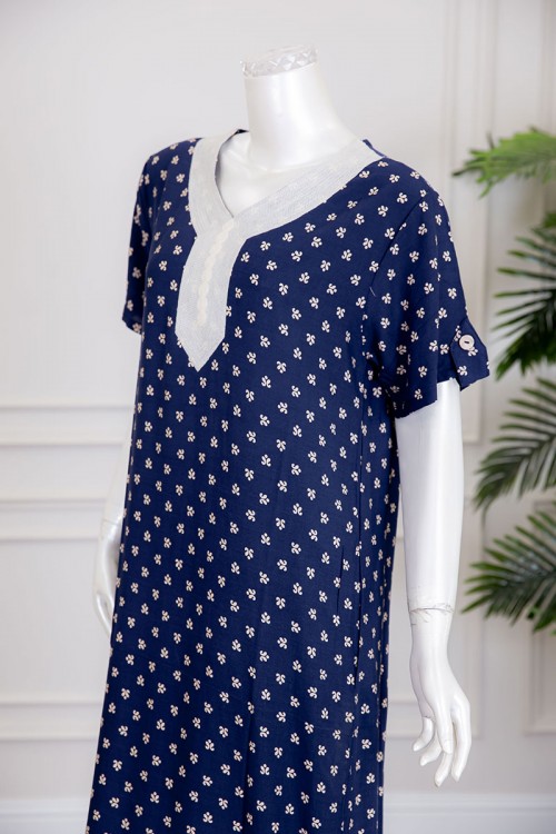 قميص نسائي طويل لون كحلي بطبعات باللون البيج و بياقة كلفة مطرزة ذو أكمام قصيرة مزينة بأزرار من الأطراف