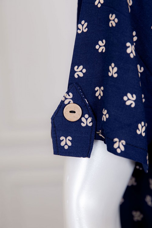 قميص نسائي طويل لون كحلي بطبعات باللون البيج و بياقة كلفة مطرزة ذو أكمام قصيرة مزينة بأزرار من الأطراف