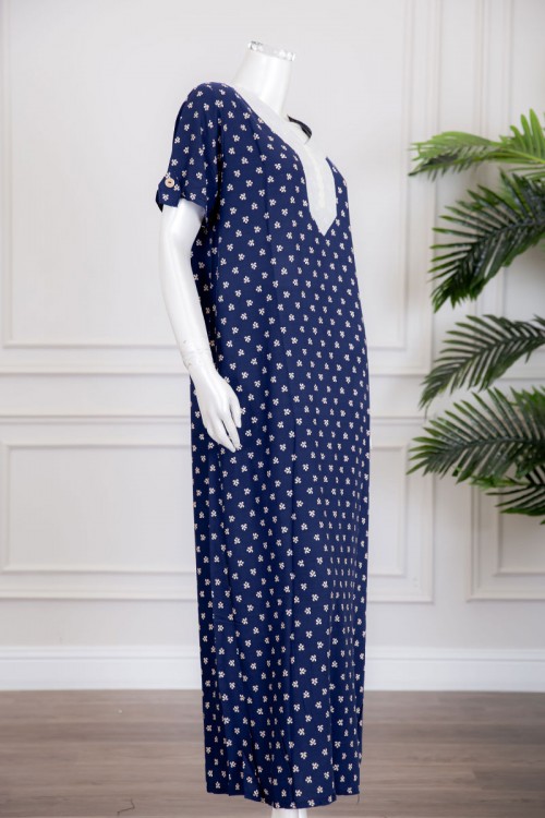 قميص نسائي طويل لون كحلي بطبعات باللون البيج و بياقة كلفة مطرزة ذو أكمام قصيرة مزينة بأزرار من الأطراف