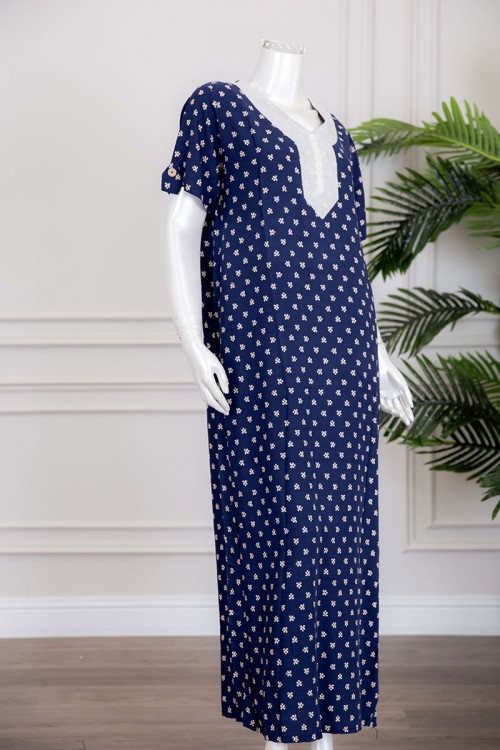 قميص نسائي طويل لون كحلي بطبعات باللون البيج و بياقة كلفة مطرزة ذو أكمام قصيرة مزينة بأزرار من الأطراف