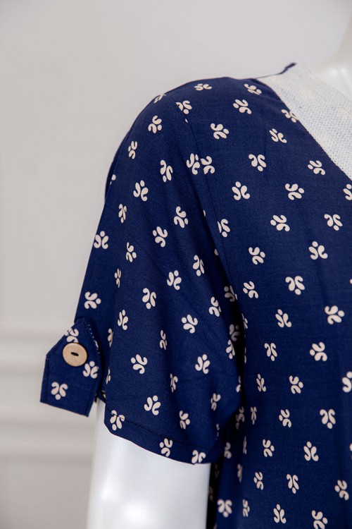 قميص نسائي طويل لون كحلي بطبعات باللون البيج و بياقة كلفة مطرزة ذو أكمام قصيرة مزينة بأزرار من الأطراف