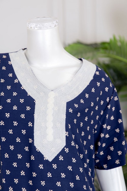 قميص نسائي طويل لون كحلي بطبعات باللون البيج و بياقة كلفة مطرزة ذو أكمام قصيرة مزينة بأزرار من الأطراف