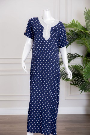 قميص نسائي طويل لون كحلي بطبعات باللون البيج و بياقة كلفة مطرزة ذو أكمام قصيرة مزينة بأزرار من الأطراف