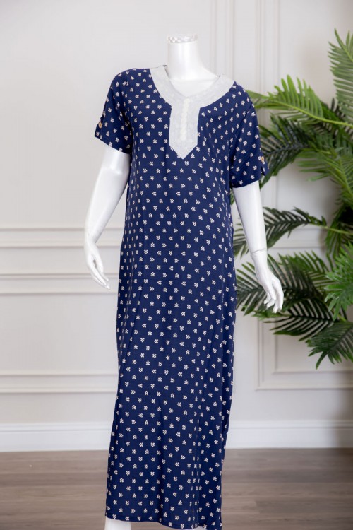 قميص نسائي طويل لون كحلي بطبعات باللون البيج و بياقة كلفة مطرزة ذو أكمام قصيرة مزينة بأزرار من الأطراف