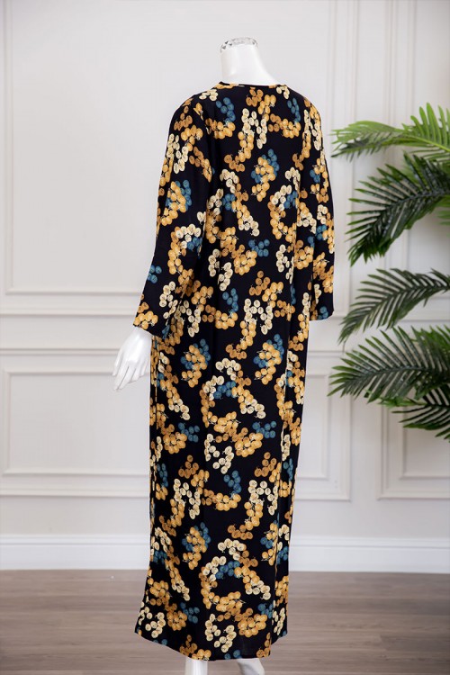 قميص نسائي طويل لون أسود مزين بطبعات و بياقة كلفة مطرزة ذو أكمام طويلة