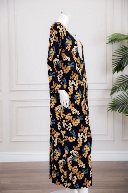 قميص نسائي طويل لون أسود مزين بطبعات و بياقة كلفة مطرزة ذو أكمام طويلة