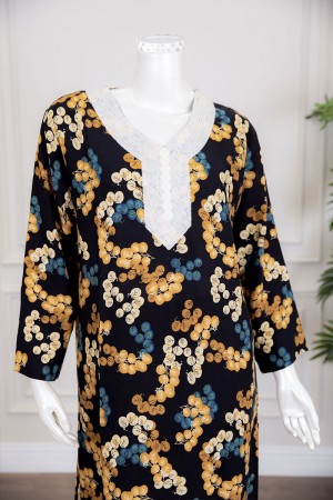 قميص نسائي طويل لون أسود مزين بطبعات و بياقة كلفة مطرزة ذو أكمام طويلة