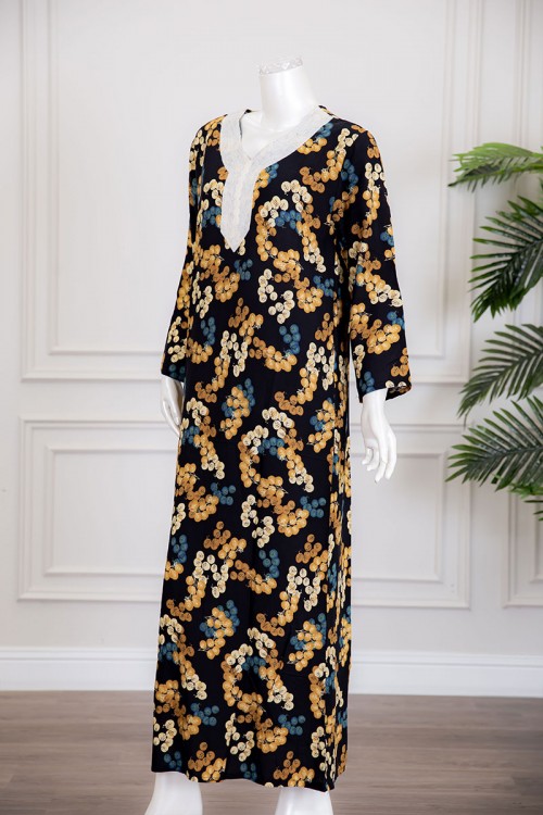 قميص نسائي طويل لون أسود مزين بطبعات و بياقة كلفة مطرزة ذو أكمام طويلة