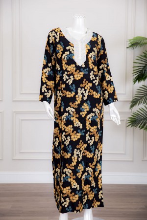 قميص نسائي طويل لون أسود مزين بطبعات و بياقة كلفة مطرزة ذو أكمام طويلة