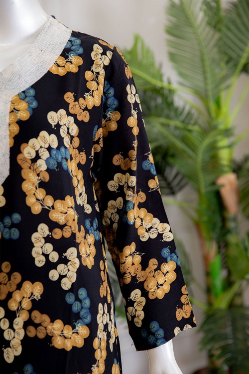 قميص نسائي طويل لون أسود مزين بطبعات و بياقة كلفة مطرزة ذو أكمام طويلة