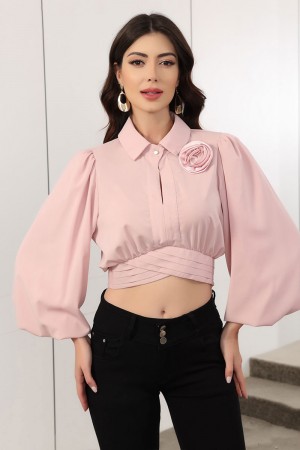 بلوزة نسائية لون وردي بياقة مطوية و أزرار و فوينكة من الأمام ذو أكمام فانوس 