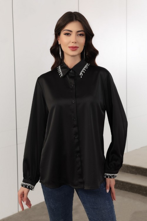 بلوزة نسائية لون أسود بياقة مطوية و أزرار من الأمام مزينة بكرستال في الياقة و الأكمام