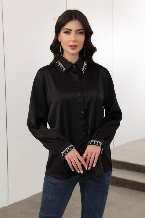 بلوزة نسائية لون أسود بياقة مطوية و أزرار من الأمام مزينة بكرستال في الياقة و الأكمام