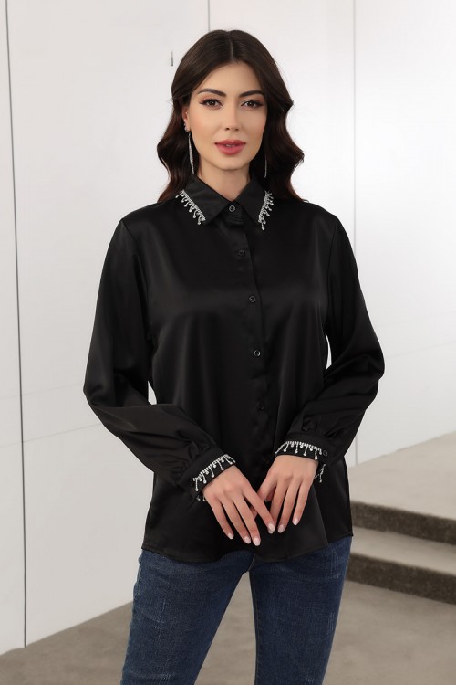 بلوزة نسائية لون أسود بياقة مطوية و أزرار من الأمام مزينة بكرستال في الياقة و الأكمام