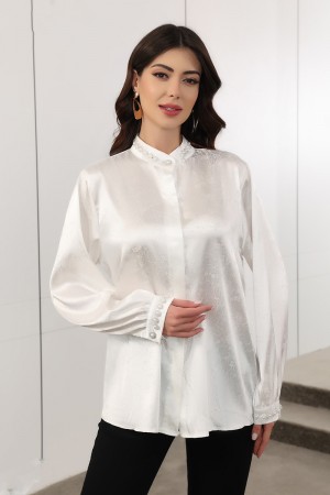 بلوزة نسائية لون أبيض ياقة عالية و أزرار من الأمام مزينة باللؤلؤ في الياقة و الأكمام 