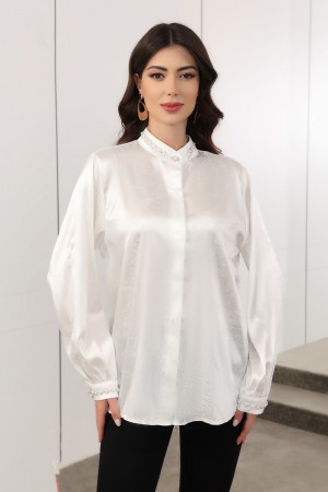 بلوزة نسائية لون أبيض ياقة عالية و أزرار من الأمام مزينة باللؤلؤ في الياقة و الأكمام 