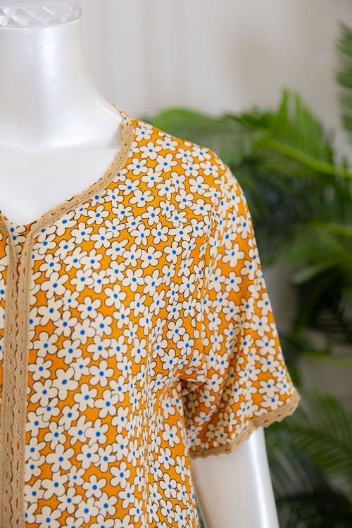 قميص نسائي طويل لون أصفر بياقة دائرية مزين بالورود ذو أكمام قصيرة