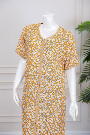 قميص نسائي طويل لون أصفر بياقة دائرية مزين بالورود ذو أكمام قصيرة 