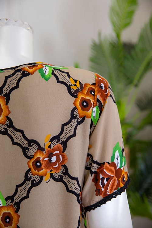 قميص نسائي طويل لون أصفر بياقة دائرية مزين بالورود ذو أكمام قصيرة