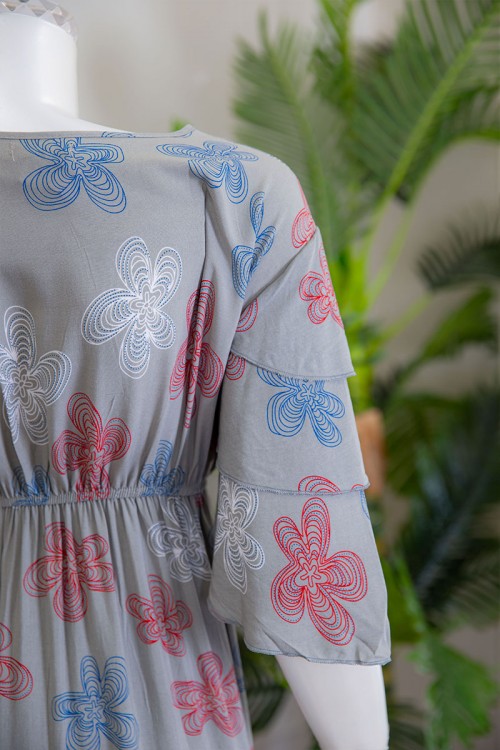 قميص نسائي طويل لون رصاصي مزين بورود ملونة بأكمام طبقات و زم من الخصر