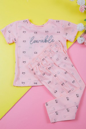 بيجامة بناتي قطعتين لون وردي تيشيرت و بنطلون طويل مزينة بكتابات و طبعات قلوب  