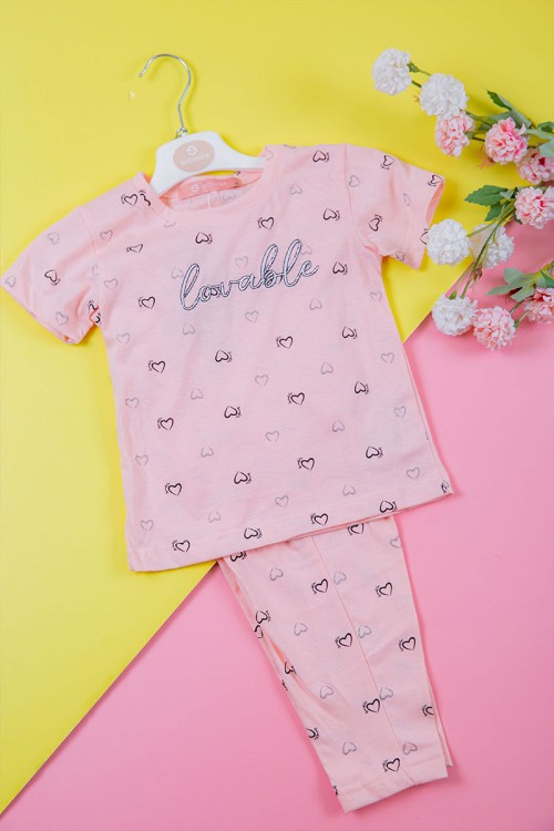 بيجامة بناتي قطعتين لون وردي تيشيرت و بنطلون طويل مزينة بكتابات و طبعات قلوب