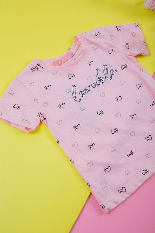 بيجامة بناتي قطعتين لون وردي تيشيرت و بنطلون طويل مزينة بكتابات و طبعات قلوب