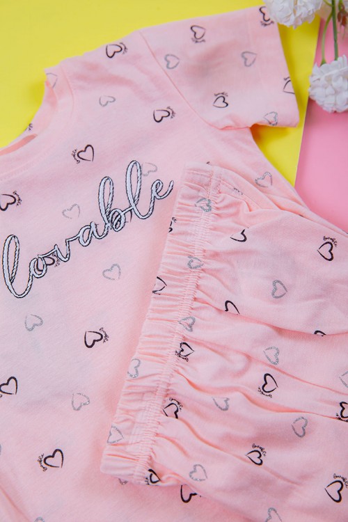 بيجامة بناتي قطعتين لون وردي تيشيرت و بنطلون طويل مزينة بكتابات و طبعات قلوب