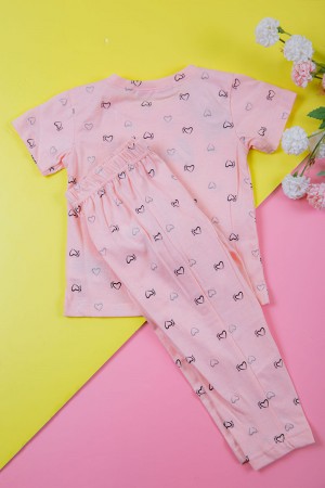 بيجامة بناتي قطعتين لون وردي تيشيرت و بنطلون طويل مزينة بكتابات و طبعات قلوب  