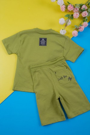 ترنج ولادي قطعتين لون أخضر تيشيرت بكتابات من الأمام و الخلف و شورت برباط في الخصر و جيوب من الجانبين و الخلف 