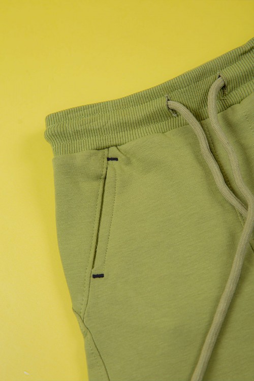 ترنج ولادي قطعتين لون أبيض تيشيرت بكتابات من الأمام و شورت بكتابات من الأمام و جيوب من الجانبين