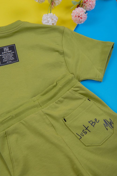 ترنج ولادي قطعتين لون أبيض تيشيرت بكتابات من الأمام و شورت بكتابات من الأمام و جيوب من الجانبين