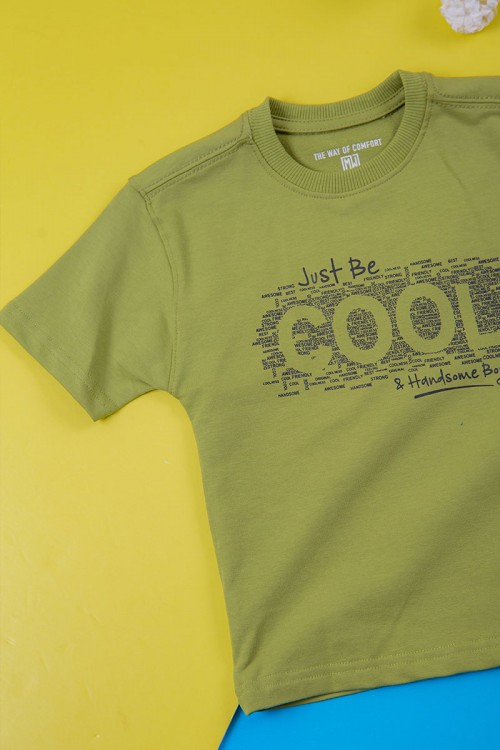 ترنج ولادي قطعتين لون أبيض تيشيرت بكتابات من الأمام و شورت بكتابات من الأمام و جيوب من الجانبين