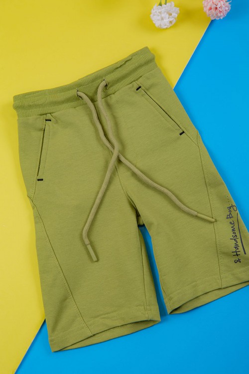 ترنج ولادي قطعتين لون أبيض تيشيرت بكتابات من الأمام و شورت بكتابات من الأمام و جيوب من الجانبين