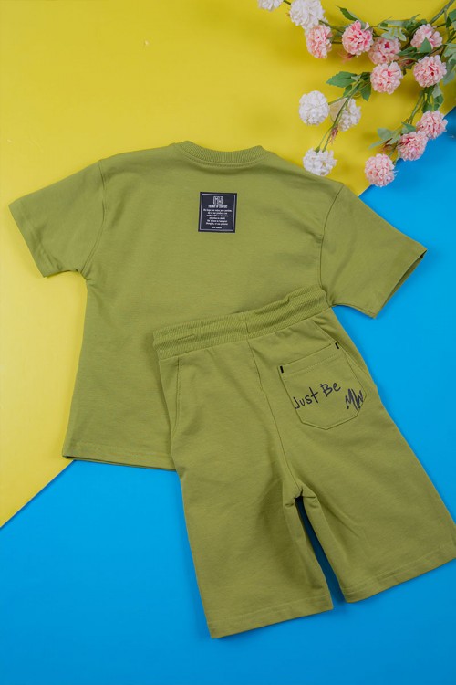 ترنج ولادي قطعتين لون أبيض تيشيرت بكتابات من الأمام و شورت بكتابات من الأمام و جيوب من الجانبين