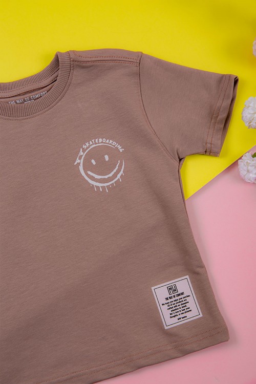 ترنج ولادي قطعتين لون لحمي تيشيرت برسومات و كتابات من الأمام و شورت برباط في الخصر و جيوب من الجانبين و الخلف