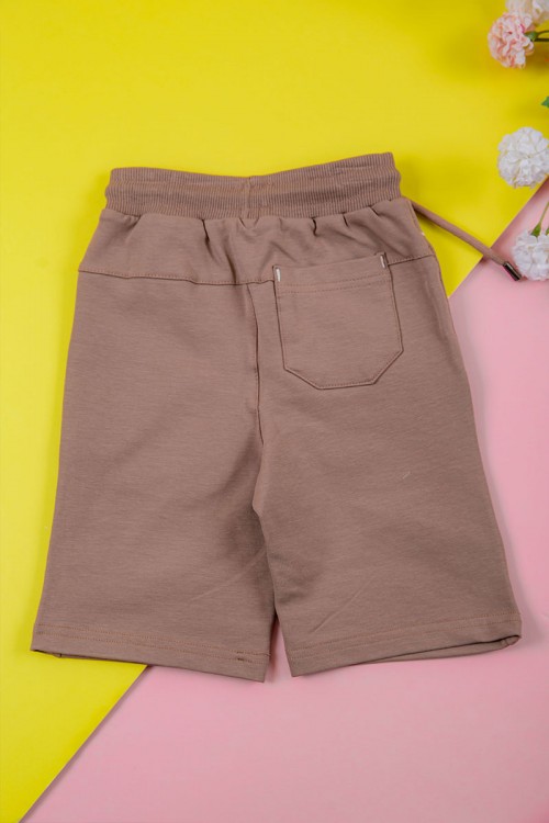 ترنج ولادي قطعتين لون لحمي تيشيرت برسومات و كتابات من الأمام و شورت برباط في الخصر و جيوب من الجانبين و الخلف