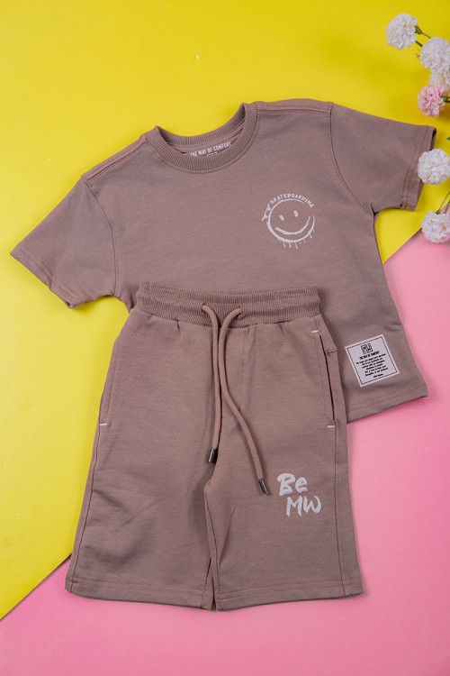 ترنج ولادي قطعتين لون لحمي تيشيرت برسومات و كتابات من الأمام و شورت برباط في الخصر و جيوب من الجانبين و الخلف