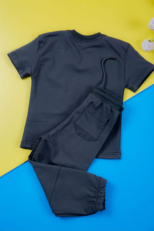 ترنج ولادي قطعتين لون كحلي تيشيرت بكتابات ورسومات من الأمام و بنطلون طويل برباط في الخصر و جيوب من الجانبين و الخلف