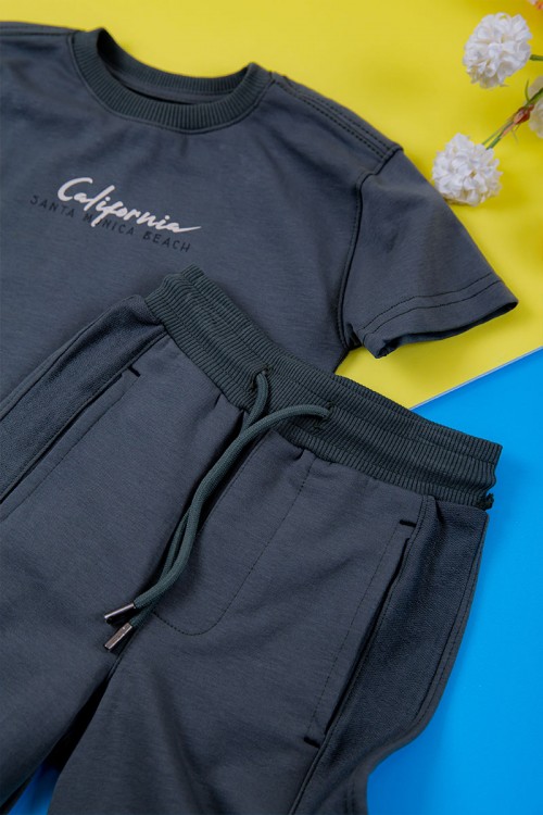 ترنج ولادي قطعتين لون كحلي تيشيرت بكتابات ورسومات من الأمام و بنطلون طويل برباط في الخصر و جيوب من الجانبين و الخلف